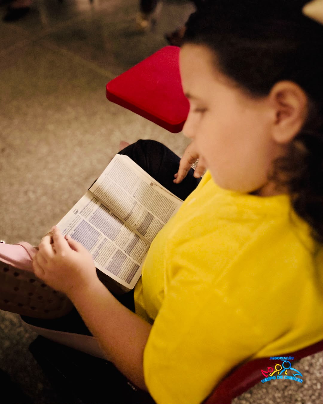 Criança em momento de leitura na ATC